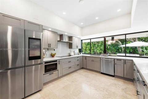 House in Coral Gables, Florida 5 bedrooms, 332.4 sq.m. № 1010918 - photo 24