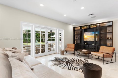 House in Coral Gables, Florida 5 bedrooms, 332.4 sq.m. № 1010918 - photo 14