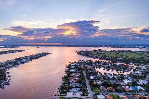 Land in Surfside, Florida № 1399895 - photo 1