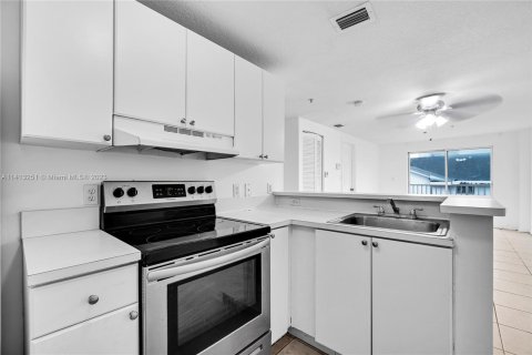 Condo in Miami, Florida, 2 bedrooms  № 602436 - photo 12