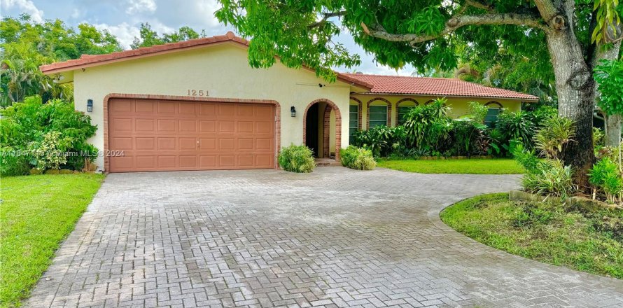 House in Coral Springs, Florida 4 bedrooms, 167.97 sq.m. № 1329876