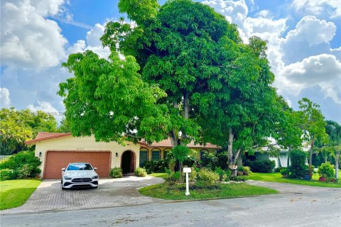 House in Coral Springs, Florida 4 bedrooms, 167.97 sq.m. № 1329876 - photo 4