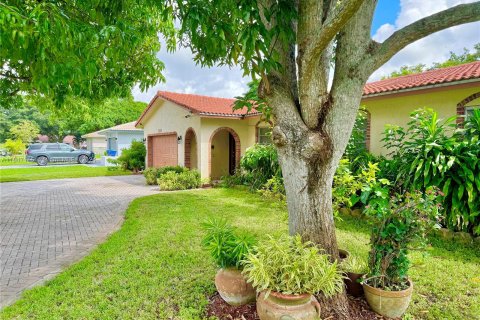 House in Coral Springs, Florida 4 bedrooms, 167.97 sq.m. № 1329876 - photo 3