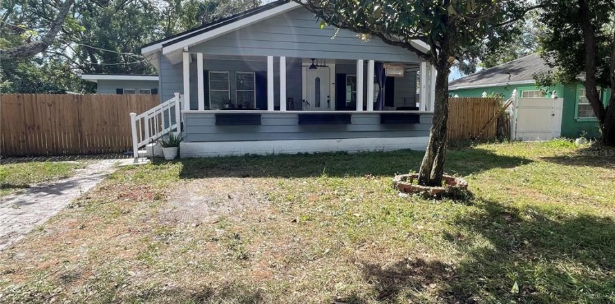 House in Tampa, Florida 4 bedrooms, 162.95 sq.m. № 1427079