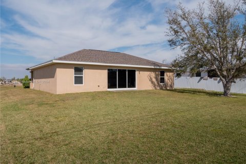 House in Cape Coral, Florida 3 bedrooms № 1010905 - photo 4
