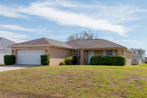 House in Cape Coral, Florida 3 bedrooms № 1010905 - photo 1