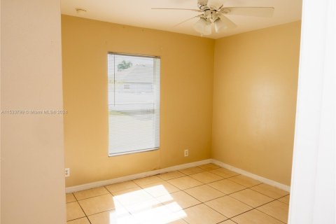 House in Cape Coral, Florida 3 bedrooms № 1010905 - photo 14
