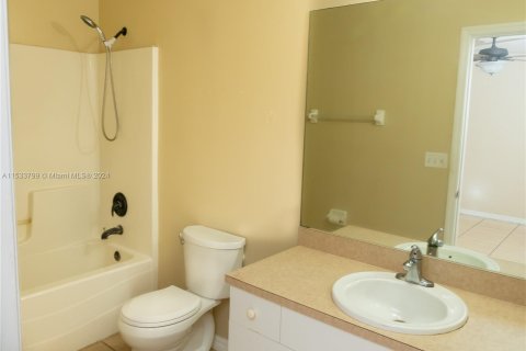 House in Cape Coral, Florida 3 bedrooms № 1010905 - photo 12