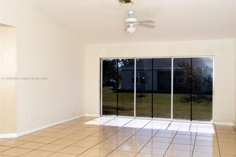 Villa ou maison à vendre à Cape Coral, Floride: 3 chambres № 1010905 - photo 5