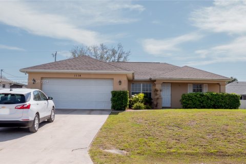 House in Cape Coral, Florida 3 bedrooms № 1010905 - photo 2