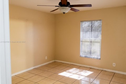 House in Cape Coral, Florida 3 bedrooms № 1010905 - photo 11