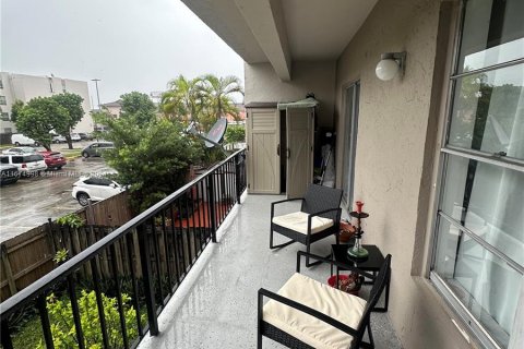 Condo in Hialeah, Florida, 2 bedrooms  № 1399107 - photo 12