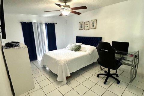 Condo in Hialeah, Florida, 2 bedrooms  № 1399107 - photo 8