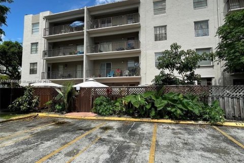 Condo in Hialeah, Florida, 2 bedrooms  № 1399107 - photo 1