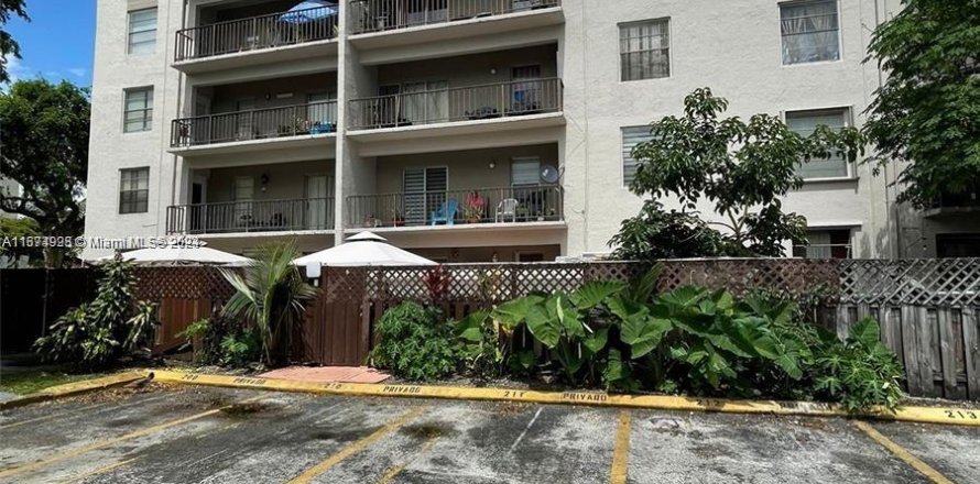 Condo in Hialeah, Florida, 2 bedrooms  № 1399107