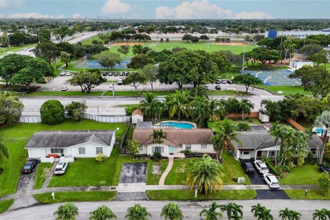 Casa en venta en Miami, Florida, 3 dormitorios № 1399108 - foto 2