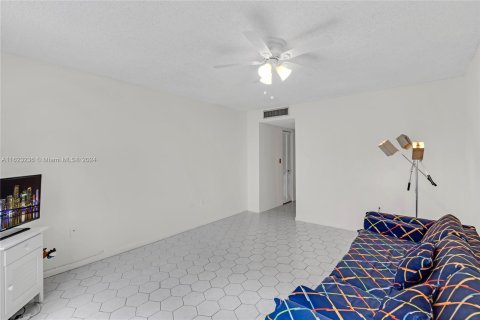 Condo in Hollywood, Florida, 2 bedrooms  № 1272595 - photo 13