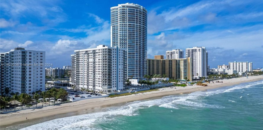 Condominio en Hollywood, Florida, 2 dormitorios  № 1272595