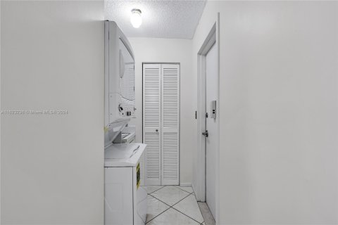 Condo in Hollywood, Florida, 2 bedrooms  № 1272595 - photo 5