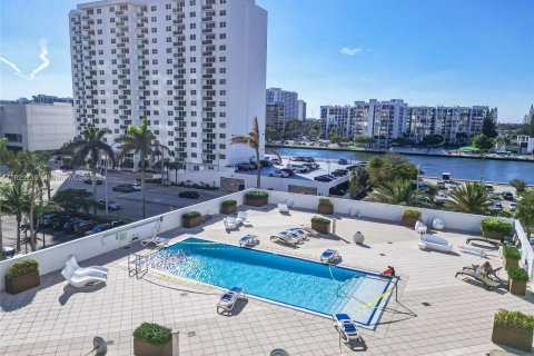 Condo in Hollywood, Florida, 2 bedrooms  № 1272595 - photo 16