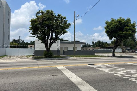 Propiedad comercial en venta en Miami, Florida № 965408 - foto 16