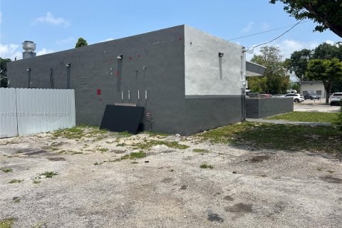 Propiedad comercial en venta en Miami, Florida № 965408 - foto 9