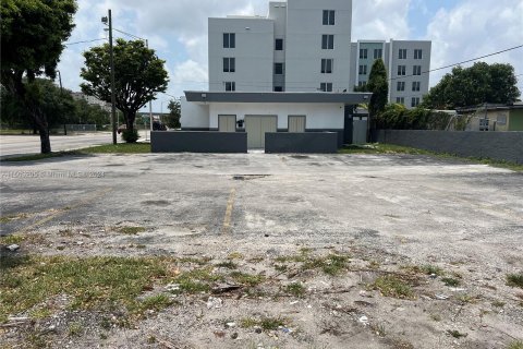 Propiedad comercial en venta en Miami, Florida № 965408 - foto 2