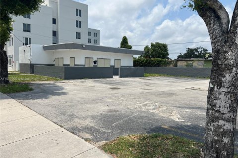 Propiedad comercial en venta en Miami, Florida № 965408 - foto 6