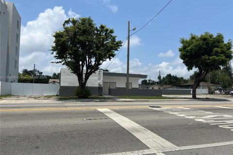 Propiedad comercial en venta en Miami, Florida № 965408 - foto 12