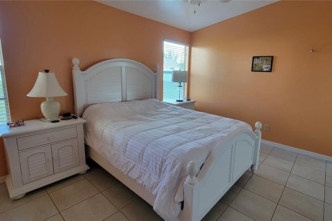 House in Cape Coral, Florida 3 bedrooms, 106.65 sq.m. № 500070 - photo 14