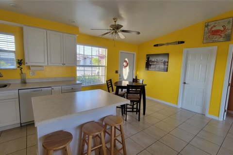 House in Cape Coral, Florida 3 bedrooms, 106.65 sq.m. № 500070 - photo 8