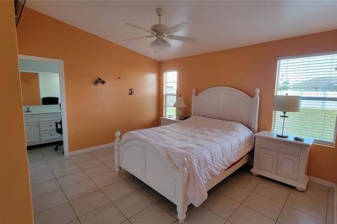 House in Cape Coral, Florida 3 bedrooms, 106.65 sq.m. № 500070 - photo 15