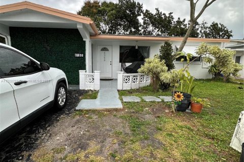 House in Lauderdale Lakes, Florida 2 bedrooms, 108.7 sq.m. № 993481 - photo 2