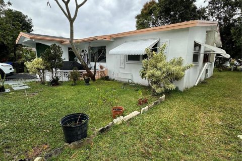 House in Lauderdale Lakes, Florida 2 bedrooms, 108.7 sq.m. № 993481 - photo 3