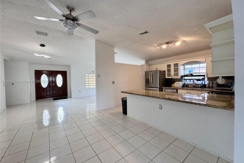 House in Miami, Florida 4 bedrooms, 153.66 sq.m. № 1364179 - photo 8