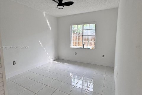 House in Miami, Florida 4 bedrooms, 153.66 sq.m. № 1364179 - photo 24