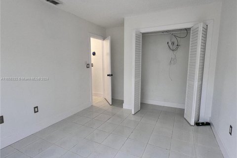 House in Miami, Florida 4 bedrooms, 153.66 sq.m. № 1364179 - photo 23