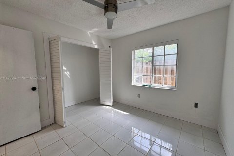 House in Miami, Florida 4 bedrooms, 153.66 sq.m. № 1364179 - photo 27