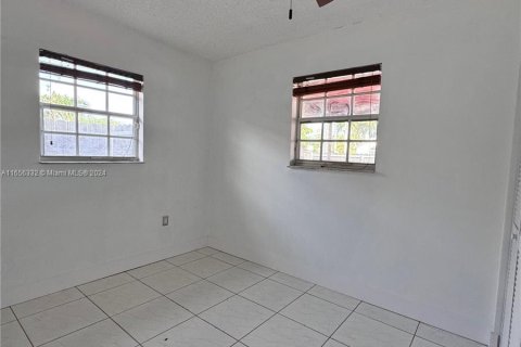 House in Miami, Florida 4 bedrooms, 153.66 sq.m. № 1364179 - photo 29