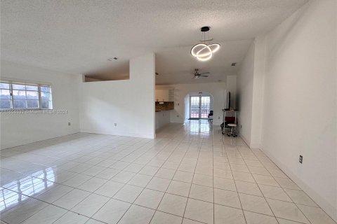 House in Miami, Florida 4 bedrooms, 153.66 sq.m. № 1364179 - photo 4