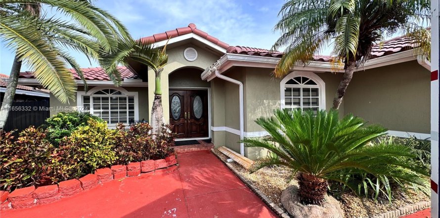 House in Miami, Florida 4 bedrooms, 153.66 sq.m. № 1364179