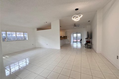 House in Miami, Florida 4 bedrooms, 153.66 sq.m. № 1364179 - photo 7