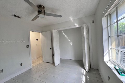 House in Miami, Florida 4 bedrooms, 153.66 sq.m. № 1364179 - photo 26