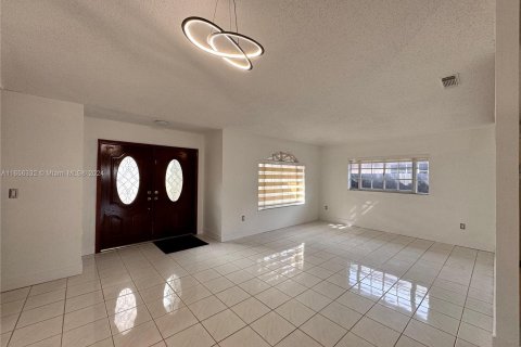 House in Miami, Florida 4 bedrooms, 153.66 sq.m. № 1364179 - photo 5