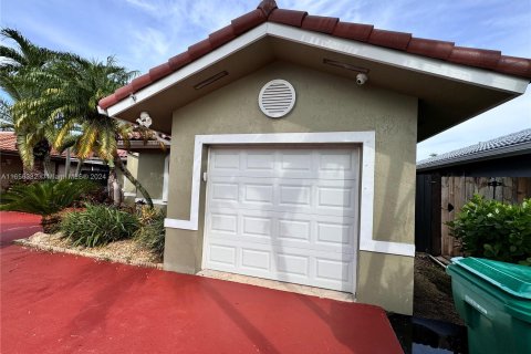 House in Miami, Florida 4 bedrooms, 153.66 sq.m. № 1364179 - photo 3