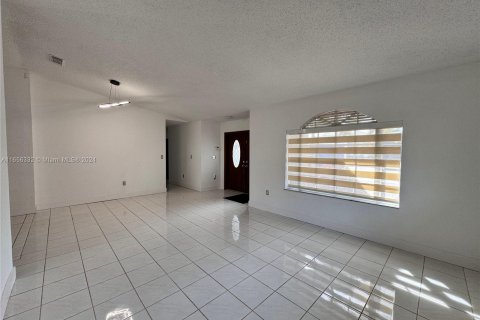 House in Miami, Florida 4 bedrooms, 153.66 sq.m. № 1364179 - photo 6