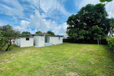 House in Miami, Florida 3 bedrooms, 122.35 sq.m. № 1362206 - photo 21