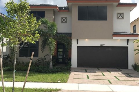Villa ou maison à vendre à Miami Lakes, Floride: 5 chambres, 283.35 m2 № 860053 - photo 1