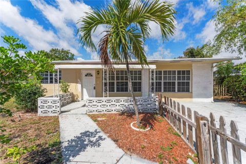 Villa ou maison à vendre à Pompano Beach, Floride: 3 chambres, 159.7 m2 № 860057 - photo 2