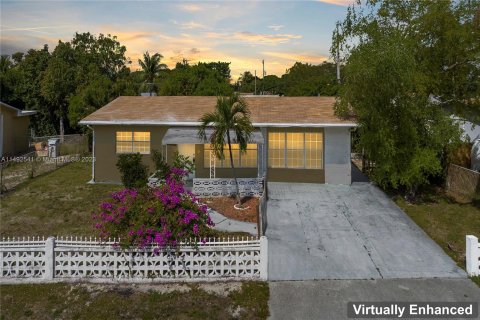 House in Pompano Beach, Florida 3 bedrooms, 159.7 sq.m. № 860057 - photo 1